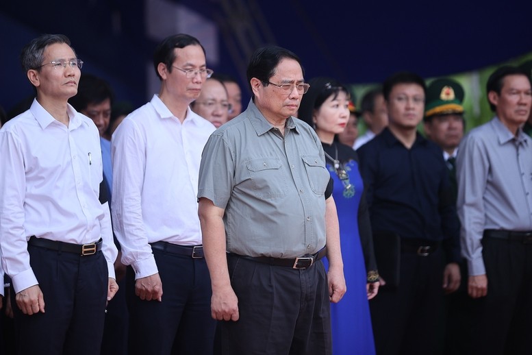 Thủ tướng Phạm Minh Chính và các đại biểu bày tỏ lòng biết ơn sâu sắc đối với những người con ưu tú của Tổ quốc đã anh dũng chiến đấu, hy sinh cho nền hòa bình, độc lập, thống nhất của Tổ quốc - Ảnh: VGP/Nhật Bắc Thủ tướng Phạm Minh Chính và các đại biểu bày tỏ lòng biết ơn sâu sắc đối với những người con ưu tú của Tổ quốc đã anh dũng chiến đấu, hy sinh cho nền hòa bình, độc lập, thống nhất của Tổ quốc - Ảnh: VGP/Nhật Bắc