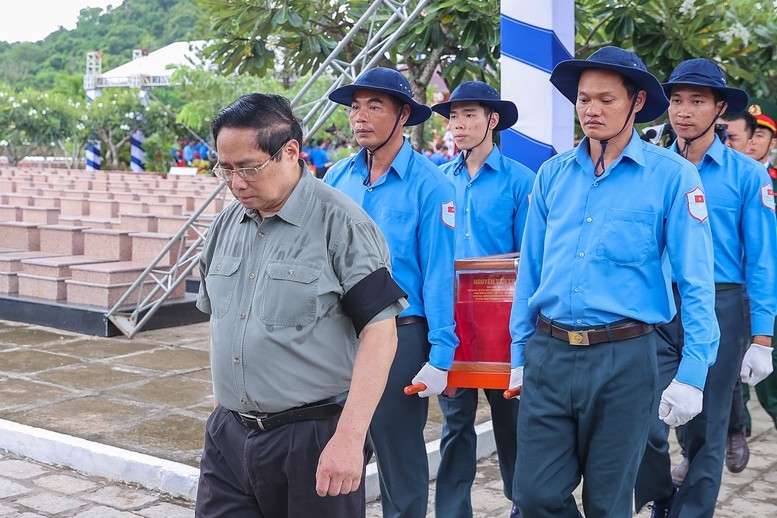 Thủ tướng Phạm Minh Chính dự lễ viếng, lễ truy điệu và an táng hài cốt liệt sĩ tại Nghĩa trang liệt sĩ Dốc Bà Đắc - Ảnh: VGP/Nhật Bắc Thủ tướng Phạm Minh Chính dự lễ viếng, lễ truy điệu và an táng hài cốt liệt sĩ tại Nghĩa trang liệt sĩ Dốc Bà Đắc - Ảnh: VGP/Nhật Bắc