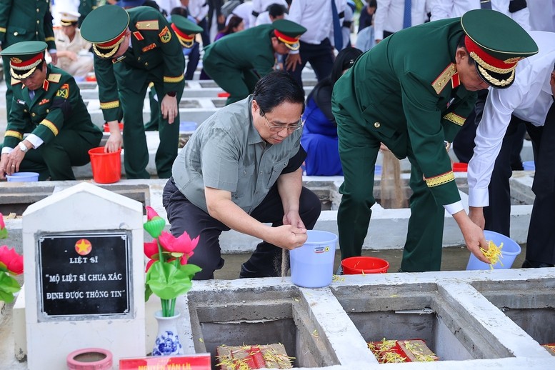 Thủ tướng Phạm Minh Chính cùng đoàn công tác thực hiện nghi lễ an táng hài cốt liệt sĩ tại Nghĩa trang liệt sĩ Dốc Bà Đắc - Ảnh: VGP/Nhật Bắc Thủ tướng Phạm Minh Chính cùng đoàn công tác thực hiện nghi lễ an táng hài cốt liệt sĩ tại Nghĩa trang liệt sĩ Dốc Bà Đắc - Ảnh: VGP/Nhật Bắc
