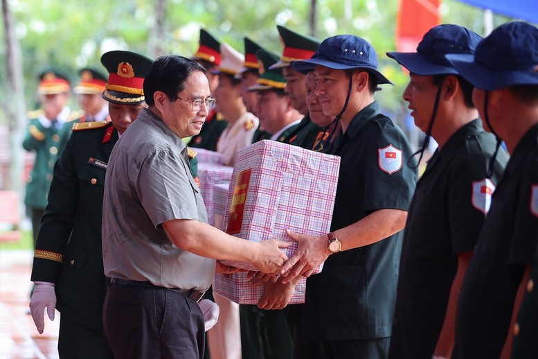 Thủ tướng tặng quà các Đội tìm kiếm, quy tập hài cốt liệt sĩ của Quân khu 9 - Ảnh: VGP/Nhật Bắc Thủ tướng tặng quà các Đội tìm kiếm, quy tập hài cốt liệt sĩ của Quân khu 9 - Ảnh: VGP/Nhật Bắc