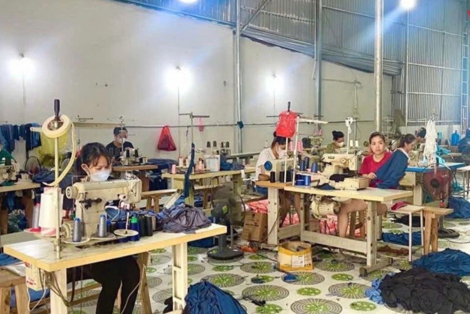 Ngoài thời gian canh tác, nhiều thành viên còn tham gia làm dệt may tại địa phương. Ngoài thời gian canh tác, nhiều thành viên còn tham gia làm dệt may tại địa phương.