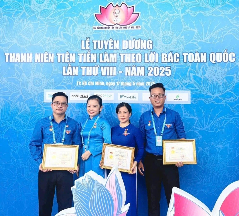 Anh Huỳnh Văn Hiếu ( bìa phải) vừa được tuyên dương "Thanh niên tiên tiến làm theo lời Bác".