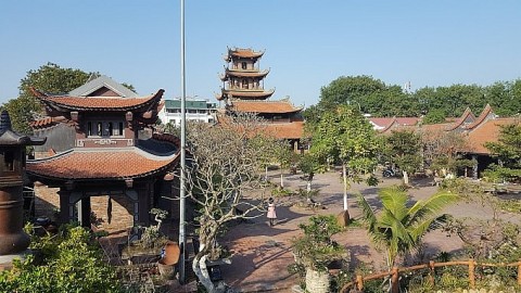 chua gom su doc dao bac nhat viet nam ben lang nghe nghin nam tuoi vua dep la vua linh thieng ky bi