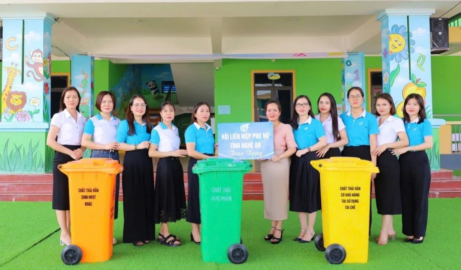 Cán bộ, hội viên phụ nữ Nghệ An tích cực với các hoạt động xử lý rác thải, bảo vệ nguồn nước và cải thiện cảnh quan nông thôn Cán bộ, hội viên phụ nữ Nghệ An tích cực với các hoạt động xử lý rác thải, bảo vệ nguồn nước và cải thiện cảnh quan nông thôn