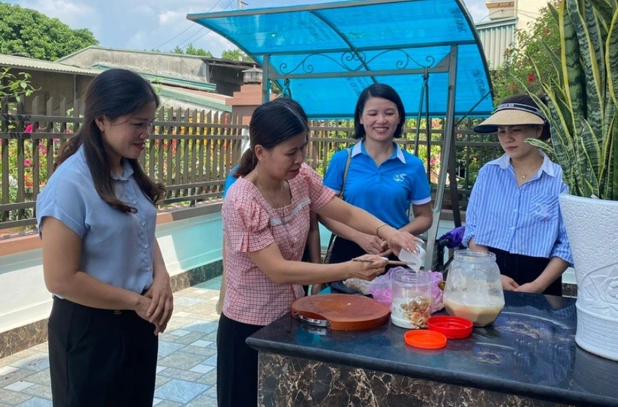 Cán bộ phụ nữ hướng dẫn các hộ dân xử lý rác hữu cơ bằng chế phẩm sinh học IMO Cán bộ phụ nữ hướng dẫn các hộ dân xử lý rác hữu cơ bằng chế phẩm sinh học IMO