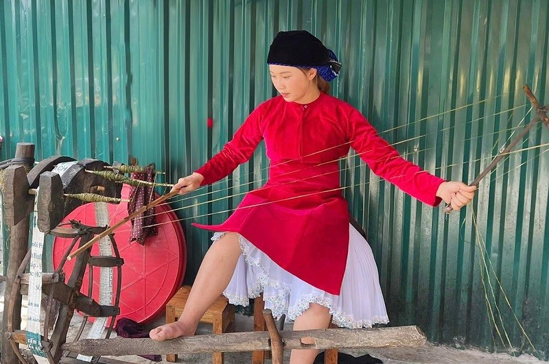 Những cuộn lanh thô khi nối xong sẽ được mang đi se lại, hay còn được gọi là kéo sợi để tạo thành những sợi chỉ nhỏ. Mỗi cuộn sợi được nối và se thành cuộn từ 2 – 3kg. Những cuộn lanh thô khi nối xong sẽ được mang đi se lại, hay còn được gọi là kéo sợi để tạo thành những sợi chỉ nhỏ. Mỗi cuộn sợi được nối và se thành cuộn từ 2 – 3kg.