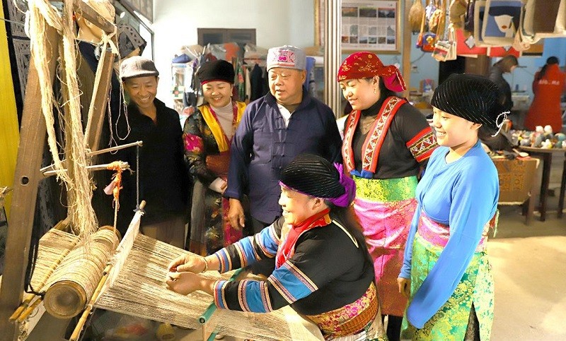 Dệt lanh là bước quan trọng, đòi hỏi sự khéo léo và lành nghề của người thợ. Dệt lanh là bước quan trọng, đòi hỏi sự khéo léo và lành nghề của người thợ.