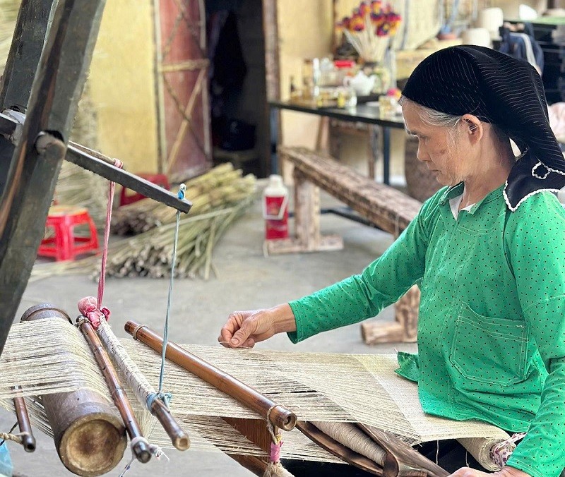 Bà Vàng Thị Súa ở xã Đồng Văn năm nay 66 tuổi, nhưng có trên 50 năm dệt vải lanh cho biết: Phụ nữ Mông ai cũng sẽ biết dệt lanh từ khi 14 -15 tuổi, nhưng độ đẹp, độ khéo thì không phải ai cũng đạt được để dệt nên những tấm vải lanh mịn, đẹp. Bà Vàng Thị Súa ở xã Đồng Văn năm nay 66 tuổi, nhưng có trên 50 năm dệt vải lanh cho biết: Phụ nữ Mông ai cũng sẽ biết dệt lanh từ khi 14 -15 tuổi, nhưng độ đẹp, độ khéo thì không phải ai cũng đạt được để dệt nên những tấm vải lanh mịn, đẹp.