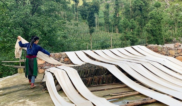 Vải lanh dệt xong thường được lăn cho mịn và đem nấu cùng tro bếp để đạt độ trắng nhất định rồi tranh thủ thời tiết thuận lợi sẽ mang phơi. Vải lanh dệt xong thường được lăn cho mịn và đem nấu cùng tro bếp để đạt độ trắng nhất định rồi tranh thủ thời tiết thuận lợi sẽ mang phơi.