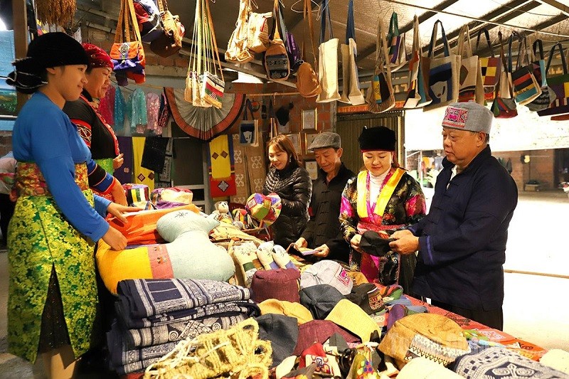 Hiện nay có nhiều hợp tác xã đã sáng tạo, làm ra các sản phẩm từ vải lanh vô cùng đa dạng và được du khách yêu thích. Hiện nay có nhiều hợp tác xã đã sáng tạo, làm ra các sản phẩm từ vải lanh vô cùng đa dạng và được du khách yêu thích.