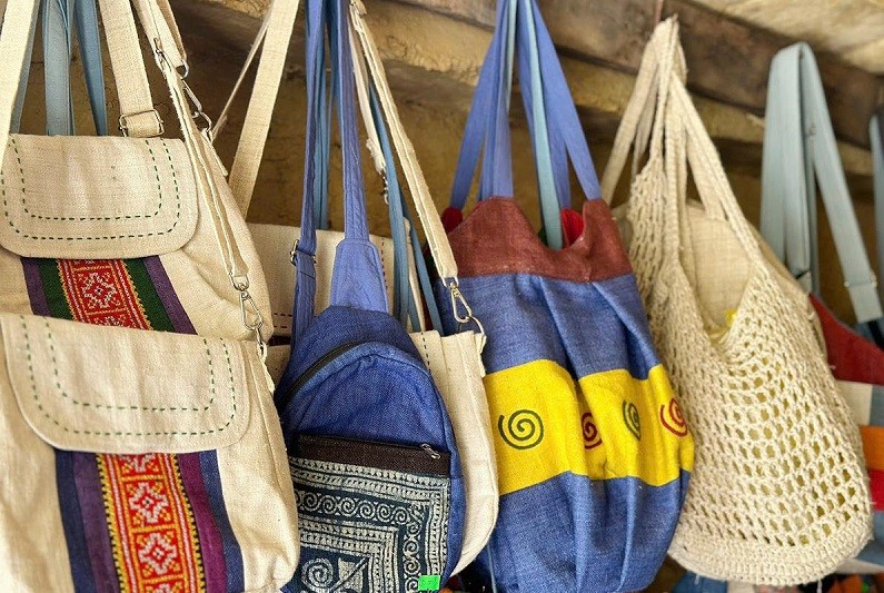 Các sản phẩm từ lanh mang lại thu nhập ổn định cho nhiều hộ dân, trở thành điểm tựa cho chị em phụ nữ Mông vươn lên thoát nghèo. Các sản phẩm từ lanh mang lại thu nhập ổn định cho nhiều hộ dân, trở thành điểm tựa cho chị em phụ nữ Mông vươn lên thoát nghèo.