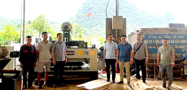 Trung tâm KC-XT Công thương Tuyên Quang trao hỗ trợ từ nguồn khuyến công cho hộ kinh doanh Phạm Xuân Tâm, xã Vĩnh Tuy với đề án sản xuất ván bóc. Trung tâm KC-XT Công thương Tuyên Quang trao hỗ trợ từ nguồn khuyến công cho hộ kinh doanh Phạm Xuân Tâm, xã Vĩnh Tuy với đề án sản xuất ván bóc.