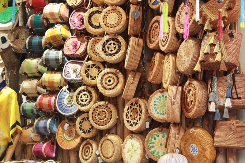 Sản phẩm thủ công truyền thống của các làng nghề Hà Nội hết sức đa dạng được bày bán phục vụ khách du lịch Sản phẩm thủ công truyền thống của các làng nghề Hà Nội hết sức đa dạng được bày bán phục vụ khách du lịch