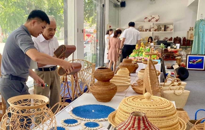 Các sản phẩm tham gia cuộc thi thiết kế hàng thủ công mỹ nghệ Hà Nội Các sản phẩm tham gia cuộc thi thiết kế hàng thủ công mỹ nghệ Hà Nội