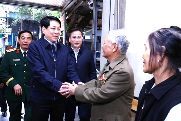 Chủ tịch nước Lương Cường đến thăm, tặng quà gia đình thương binh tại xã Pa Tần, huyện Sìn Hồ, tỉnh Lai Châu. Ảnh: TTXVN Chủ tịch nước Lương Cường đến thăm, tặng quà gia đình thương binh tại xã Pa Tần, huyện Sìn Hồ, tỉnh Lai Châu. Ảnh: TTXVN