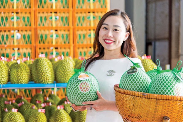 Bà Ngô Tường Vy, Tổng Giám đốc Công ty Cổ phần Tập đoàn Xuất Nhập khẩu tráicây Chánh Thu xác định, chế biến sâu là bước đi tất yếu đưa sản phẩm vươn ra toàn cầu. Bà Ngô Tường Vy, Tổng Giám đốc Công ty Cổ phần Tập đoàn Xuất Nhập khẩu tráicây Chánh Thu xác định, chế biến sâu là bước đi tất yếu đưa sản phẩm vươn ra toàn cầu.