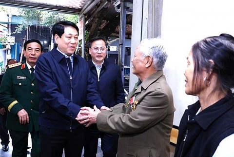Chủ tịch nước Lương Cường tặng quà người có công nhân dịp 27/7