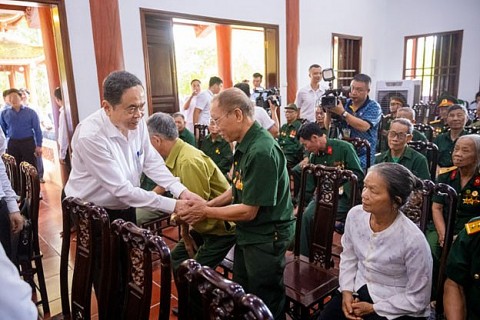 Chủ tịch Quốc hội Trần Thanh Mẫn thăm, tặng quà các gia đình chính sách, người có công tại Thái Nguyên