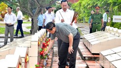 Thủ tướng Phạm Minh Chính tri ân các Anh hùng liệt sĩ, thăm các gia đình chính sách ở An Giang