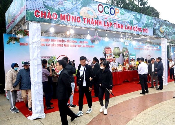 Các gian hàng thu hút người dân và du khách đến tham quan, mua sắm.  Các gian hàng thu hút người dân và du khách đến tham quan, mua sắm.