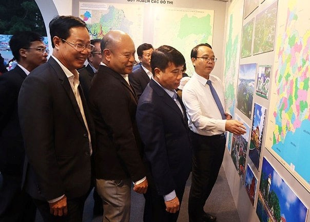 Các đại biểu tham quan khu trưng bày triển lãm  quy hoạch chung của tỉnh Lâm Đồng mới. Các đại biểu tham quan khu trưng bày triển lãm  quy hoạch chung của tỉnh Lâm Đồng mới.