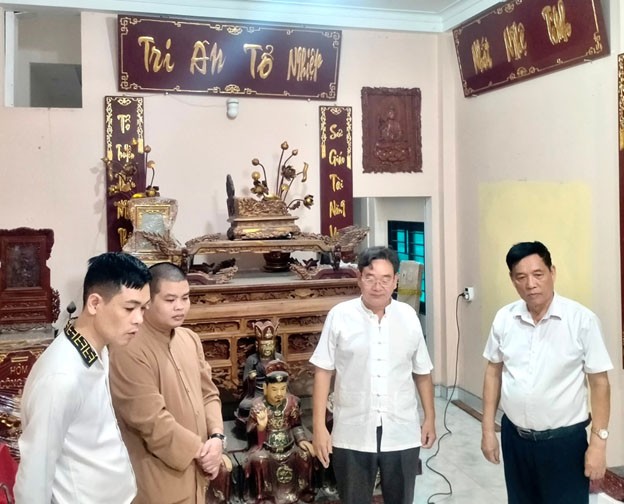 Ông Nguyễn Văn Vũ, Phó Chủ tịch Hiệp Hội Làng nghề Việt Nam, Tổng Biên tập Tạp chí Tạp chí Làng nghề Việt Nam ( bìa phải) và khách tham quan nhà xưởng.  Ông Nguyễn Văn Vũ, Phó Chủ tịch Hiệp Hội Làng nghề Việt Nam, Tổng Biên tập Tạp chí Tạp chí Làng nghề Việt Nam ( bìa phải) và khách tham quan nhà xưởng.