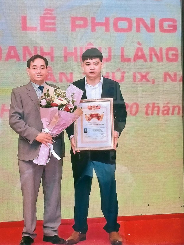Nghệ nhân ưu tú Nguyễn Viết Thạnh chúc mừng con trai được tặng danh hiệu Nghệ nhân Làng nghề Việt Nam.  Nghệ nhân ưu tú Nguyễn Viết Thạnh chúc mừng con trai được tặng danh hiệu Nghệ nhân Làng nghề Việt Nam.