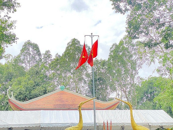 Dưới bóng cờ Tổ quốc cùng hương trầm thoang thoảng, người lính năm xưa – đầu giờ đã bạc, lưng còng, lại gặp nhau trong niềm xúc động khôn nguôi Dưới bóng cờ Tổ quốc cùng hương trầm thoang thoảng, người lính năm xưa – đầu giờ đã bạc, lưng còng, lại gặp nhau trong niềm xúc động khôn nguôi