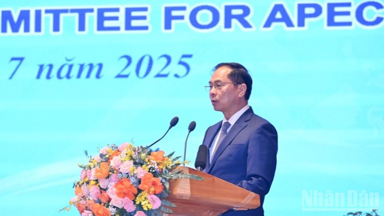 Phó Thủ tướng Chính phủ, Bộ trưởng Ngoại giao, Chủ tịch Ủy ban Quốc gia APEC 2027 Bùi Thanh Sơn phát biểu ý kiến tại buổi lễ. (Ảnh: TRẦN HẢI). Phó Thủ tướng Chính phủ, Bộ trưởng Ngoại giao, Chủ tịch Ủy ban Quốc gia APEC 2027 Bùi Thanh Sơn phát biểu ý kiến tại buổi lễ. (Ảnh: TRẦN HẢI).