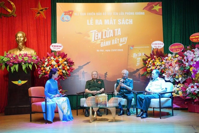 Ban Biên soạn cuốn sách: Anh hùng lực lượng vũ trang nhân dân-Đại tá Nguyễn Đình Kiên, Anh hùng lực lượng vũ trang nhân dân-Trung tướng Nguyễn Văn Phiệt, Anh hùng lực lượng vũ trang nhân dân-Đại tá Trần Mạnh Hiến. (Ảnh: PV/Vietnam+)