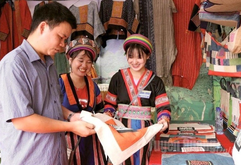 HTX dệt lanh Lùng Tám, xã Lùng Tám giới thiệu sản phẩm cho khách du lịch tại hội chợ quảng bá, giới thiệu sản phẩm. HTX dệt lanh Lùng Tám, xã Lùng Tám giới thiệu sản phẩm cho khách du lịch tại hội chợ quảng bá, giới thiệu sản phẩm.