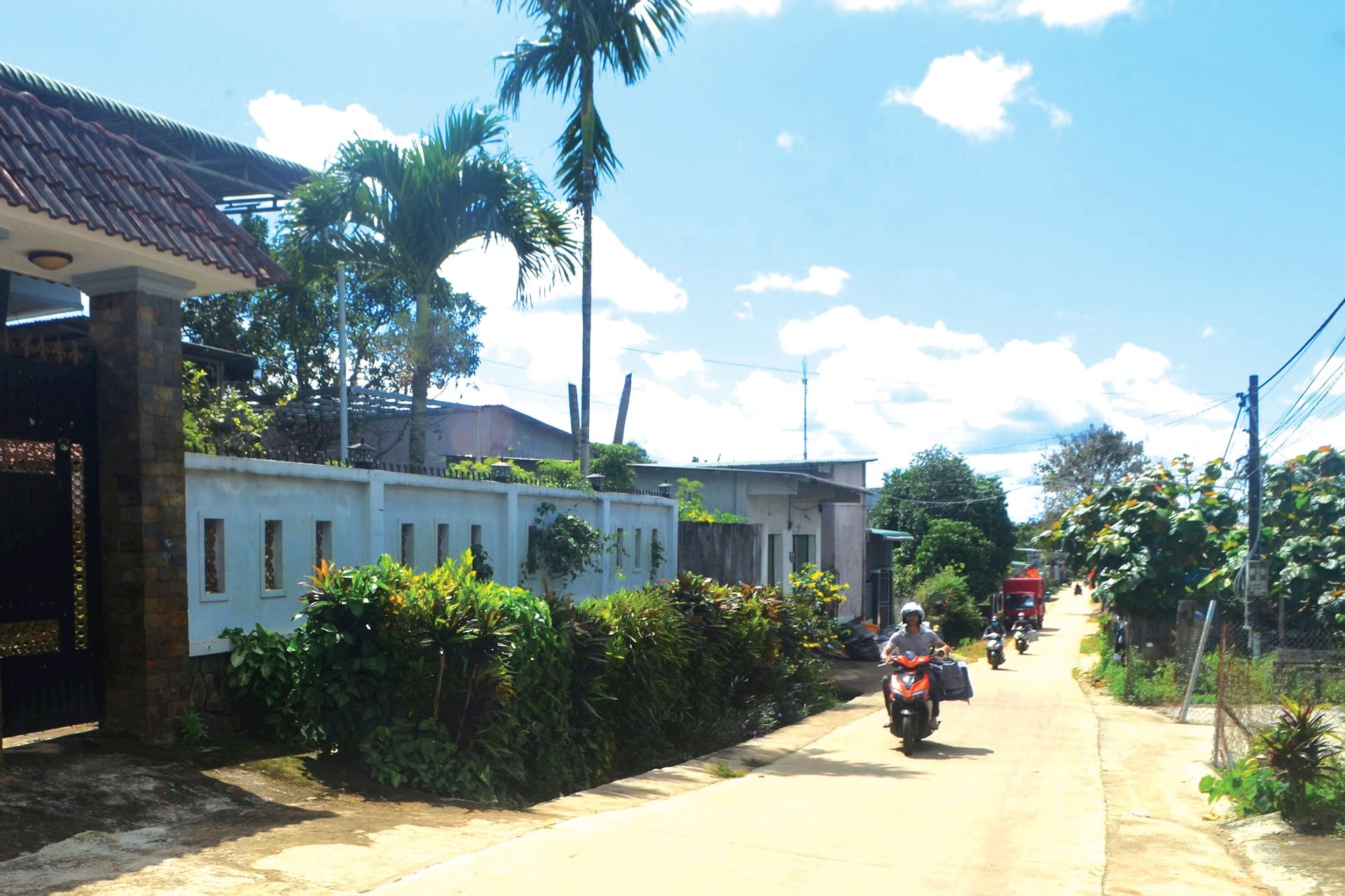 Nâng cao chất lượng tiêu chí giao thông thôn, bon ở Nhân Cơ là yêu cầu thường xuyên để đáp ứng nhu cầu phát triển mới. Nâng cao chất lượng tiêu chí giao thông thôn, bon ở Nhân Cơ là yêu cầu thường xuyên để đáp ứng nhu cầu phát triển mới.