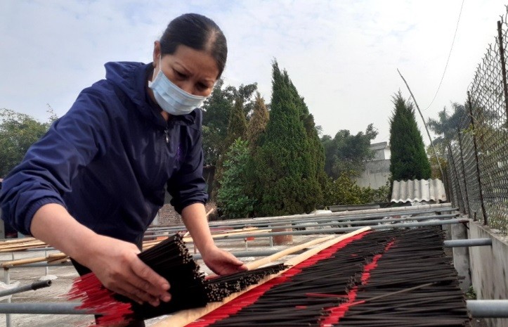 Hương Cao Thôn được làm hoàn toàn từ các loại thảo mộc tự nhiên, đặc biệt là sự kết hợp của khoảng từ 36 - 40 vị thuốc Bắc. Ảnh: Báo Hưng Yên Hương Cao Thôn được làm hoàn toàn từ các loại thảo mộc tự nhiên, đặc biệt là sự kết hợp của khoảng từ 36 - 40 vị thuốc Bắc. Ảnh: Báo Hưng Yên