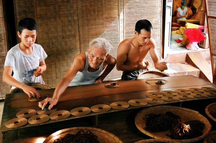 Quy trình làm hương vẫn giữ được nét thủ công tỉ mỉ, từ khâu chọn nguyên liệu, nghiền bột, trộn bột, se hương trên những que tăm này, đến công đoạn phơi hoặc sấy hương. Quy trình làm hương vẫn giữ được nét thủ công tỉ mỉ, từ khâu chọn nguyên liệu, nghiền bột, trộn bột, se hương trên những que tăm này, đến công đoạn phơi hoặc sấy hương.