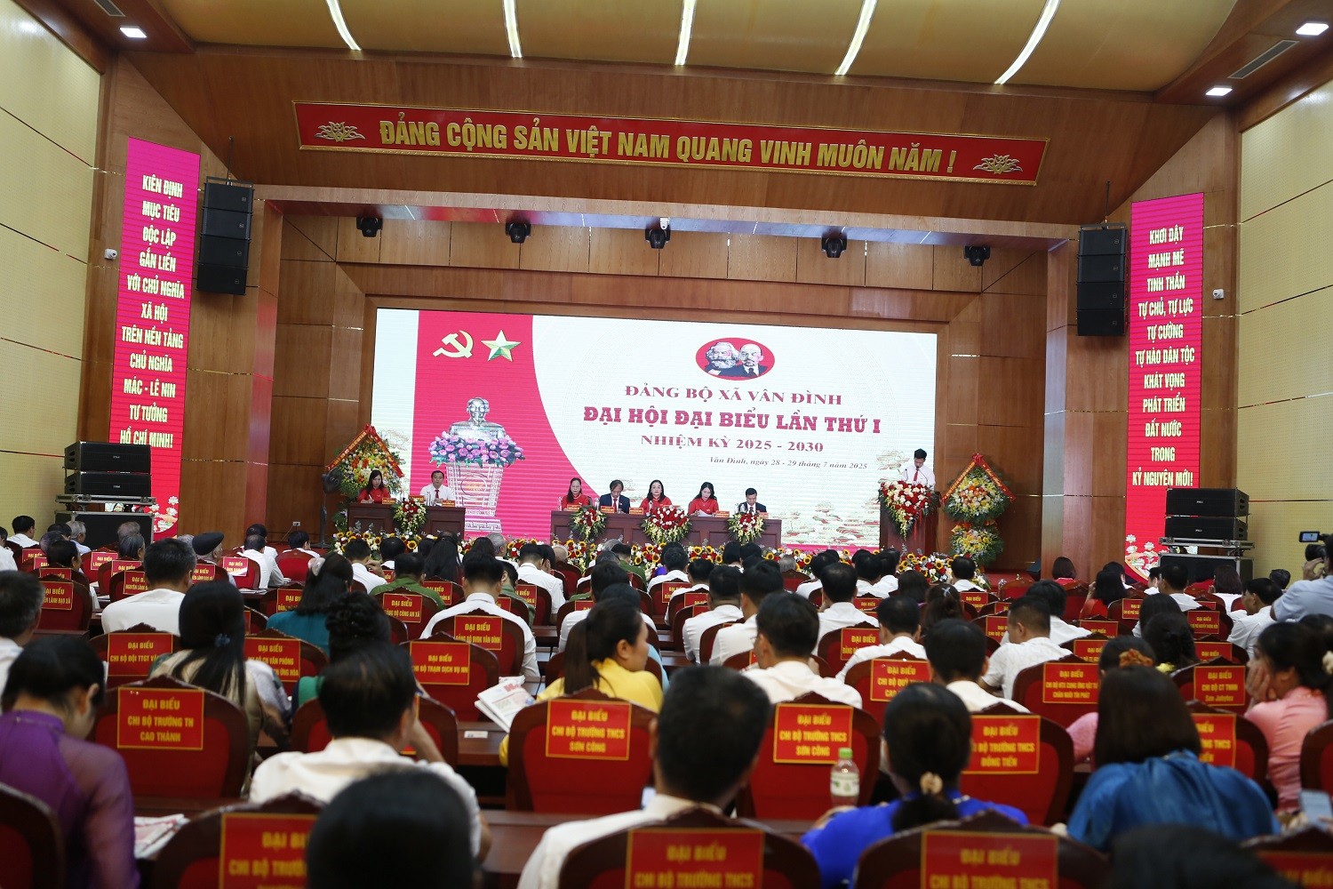 Đại hội Đại biểu Đảng bộ xã Vân Đình lần thứ I diễn ra thành công tốt đẹp Đại hội Đại biểu Đảng bộ xã Vân Đình lần thứ I diễn ra thành công tốt đẹp