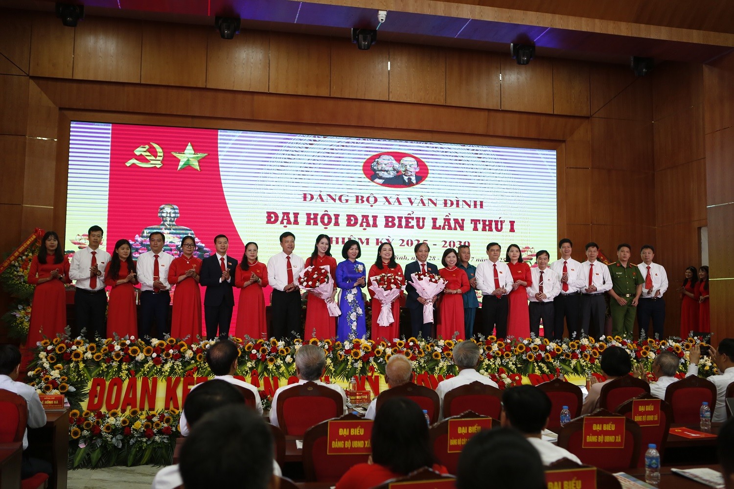 Đại hội Đại biểu Đảng bộ xã Vân Đình lần thứ I diễn ra thành công tốt đẹp Đại hội Đại biểu Đảng bộ xã Vân Đình lần thứ I diễn ra thành công tốt đẹp