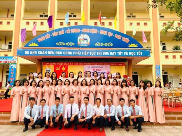 Tập thể cán bộ, giáo viên Trường THCS Phú Châu. Tập thể cán bộ, giáo viên Trường THCS Phú Châu.