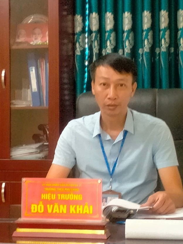 Thạc sĩ Đỗ Văn Khải, Bí thư Chi bộ, Hiệu Trưởng Trường THCS Phú Châu. Thạc sĩ Đỗ Văn Khải, Bí thư Chi bộ, Hiệu Trưởng Trường THCS Phú Châu.