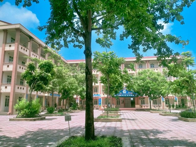 Quang cảnh Trường THCS Phú Châu. Quang cảnh Trường THCS Phú Châu.