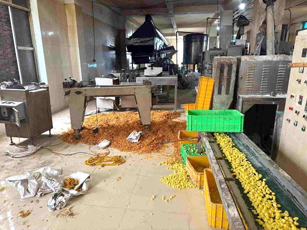 Công ty CP Thương mại và Công nghệ thực phẩm Đức Vinh nằm tại điểm công nghiệp La Phù sản xuất bim bim để vương vãi dưới sàn nhà cáu bẩn đã bị cơ quan chức năng phát hiện, xử lý…