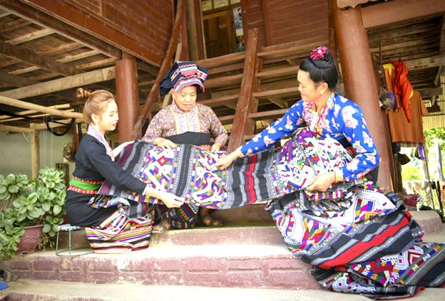 Những tấm vải thổ cẩm với họa tiết, hoa văn đặc trưng của cộng đồng dân tộc Lào ở Điện Biên.  Những tấm vải thổ cẩm với họa tiết, hoa văn đặc trưng của cộng đồng dân tộc Lào ở Điện Biên.