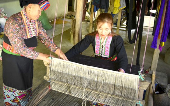 Phụ nữ dân tộc Lào truyền dạy nghề dệt vải thổ cẩm cho thế hệ trẻ.   Phụ nữ dân tộc Lào truyền dạy nghề dệt vải thổ cẩm cho thế hệ trẻ.