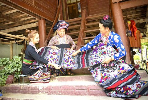 dien bien giu gin phat trien nghe det truyen thong cua dong bao lao