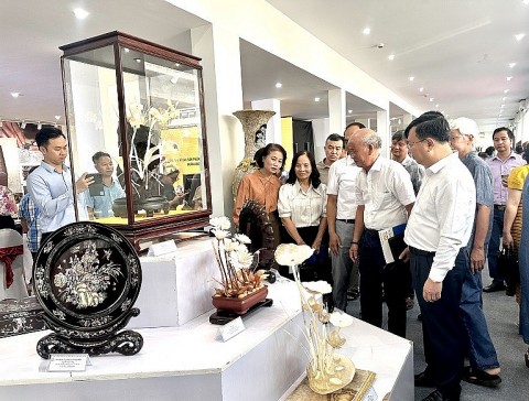 khai mac trien lam nganh son mai kham trai do go dieu khac