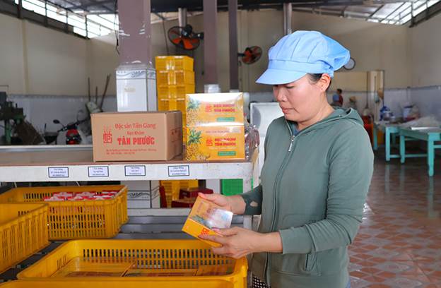 Ngọt ngào hương vị kẹo khóm Tân Phước Chị Phạm Thị Bích Ngọc - chủ Cơ sở sản xuất kẹo khóm Tân Phước luôn tâm huyết với sản phẩm kẹo khóm