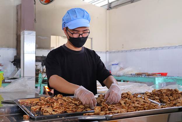 Ngọt ngào hương vị kẹo khóm Tân Phước Hiện tại, sản phẩm kẹo khóm Tân Phước đạt chuẩn OCOP 3 sao, được phân phối rộng rãi tại nhiều tỉnh, thành trên cả nước