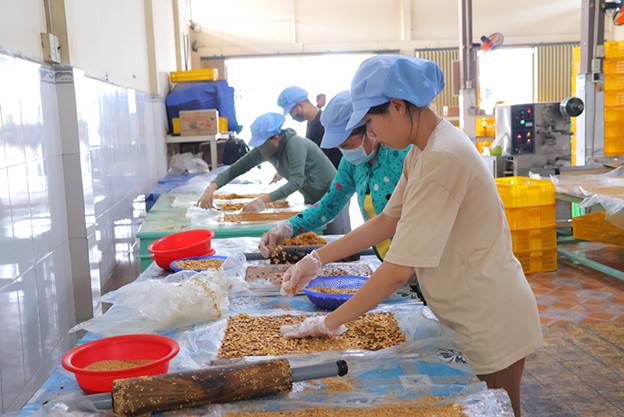 Ngọt ngào hương vị kẹo khóm Tân Phước Cơ sở sản xuất kẹo khóm Tân Phước giúp giải quyết việc làm ổn định cho nhiều chị em