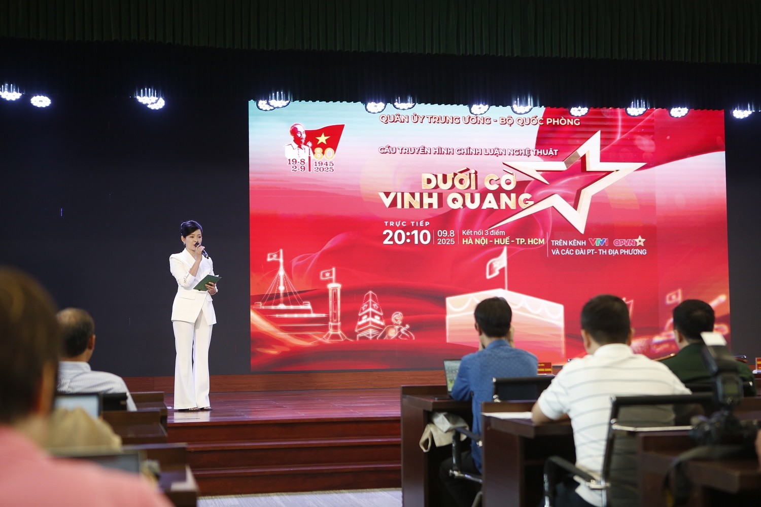 Chương trình nghệ thuật “Dưới cờ vinh quang” kết nối ba miền đất nước