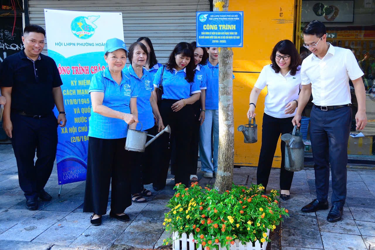 Phường Hoàn Kiếm ra quân tổng vệ sinh môi trường Phường Hoàn Kiếm ra quân tổng vệ sinh môi trường