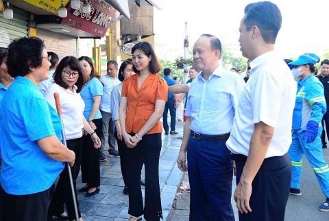 Phường Hoàn Kiếm ra quân tổng vệ sinh môi trường